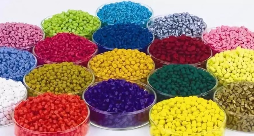 “變頻技術(shù)是如何應用在中國塑料制品行業(yè)的節(jié)能改造中的？”